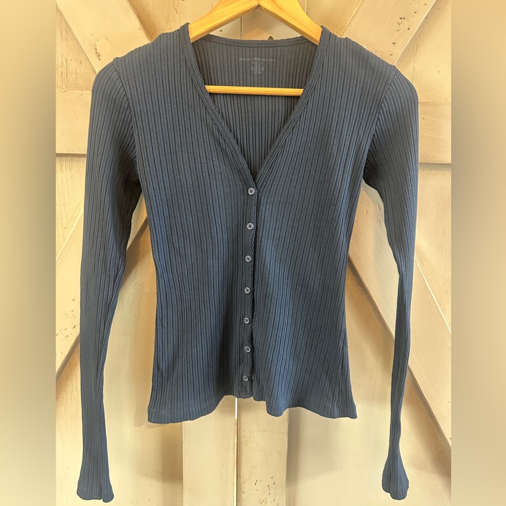 Brandy Melville Ribbed Button Front Long Sleeve Top – Navy – Fitted